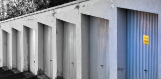 Prośba do mieszkańców budynku przy ul. Łobzowskiej 57 o usunięcie zalegających rzeczy z pomieszczenia przylegającego do garaży