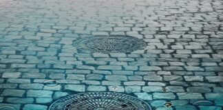 Prace związane z zasypywanie dziur w rejonie studzienek przy budynku Brogi 40