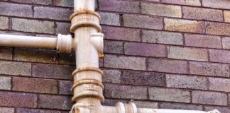 Czyszczenie pionów kanalizacyjnych w budynku przy ul. Brodowicza 1